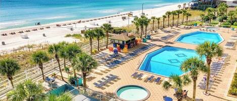 Inomhuspool och utomhuspool