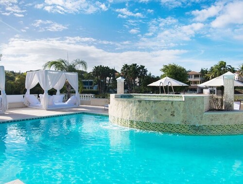 Luxury all- inclusive villa w/ private chef