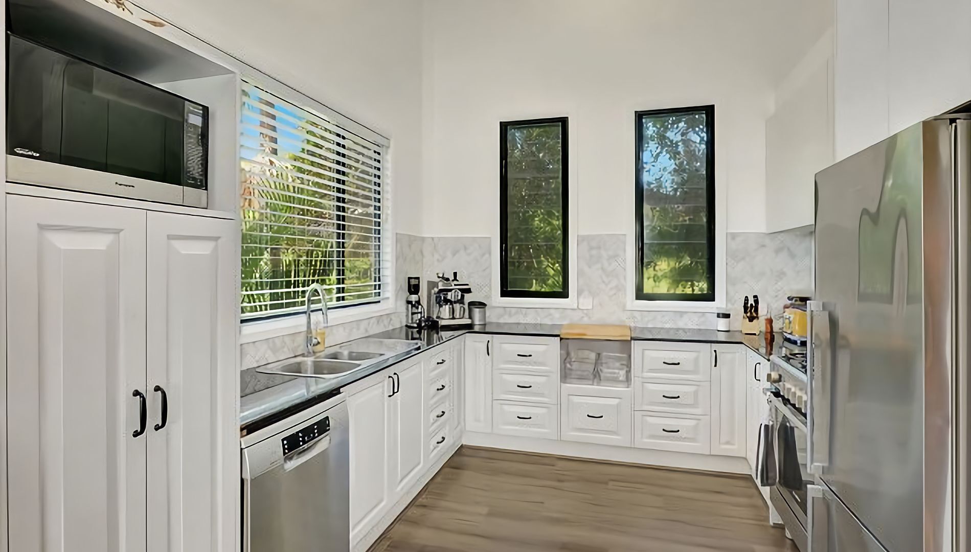 冷蔵庫、電子レンジ、オーブン、コンロ