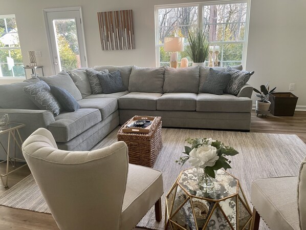 Smart TV, fireplace, printers - Brand New home close to downtown High Point (High Point)