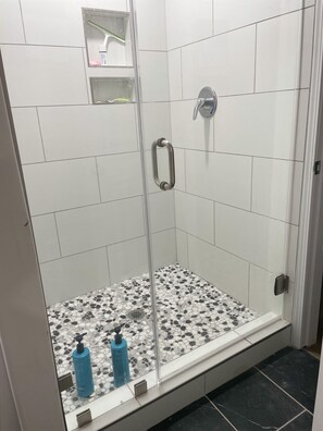 Dusche, Haartrockner, Handtücher, Seife