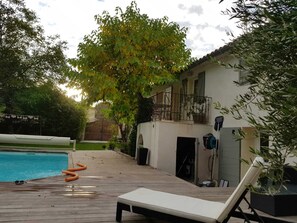 Een buitenzwembad en een verwarmd zwembad