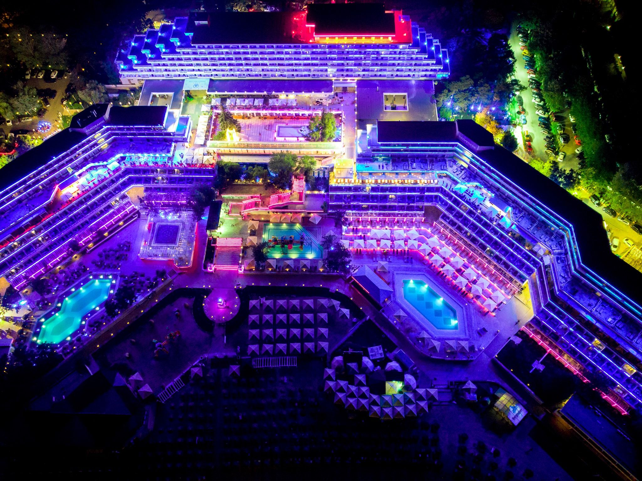 Ein großes Resort mit mehreren Schwimmpools, Sitzgelegenheiten im Freien und verschiedenen Restaurants.