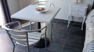 Comfort trippelrum - 1 sovrum | Memory foam-madrasser, individuell inredning, unika möbler och skrivbord