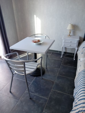 Comfort-Dreibettzimmer, 1 Schlafzimmer | Betten mit Memory-Foam-Matratzen, individuell dekoriert