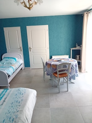 Standard-Doppel- oder -Zweibettzimmer | Betten mit Memory-Foam-Matratzen, individuell dekoriert