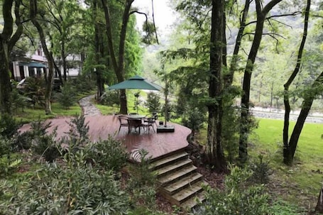 Garden. Jinjiawan Guesthouse
