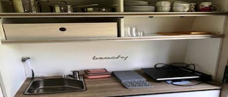 Fridge, oven, stovetop, coffee/tea maker