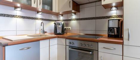 Kühlschrank, Mikrowelle, Ofen, Herdplatte