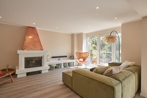 Una Smart TV, una chimenea