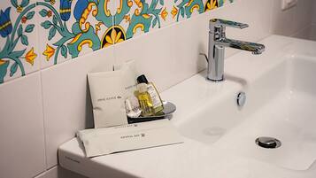 Doccia, asciugacapelli, bidet, asciugamani