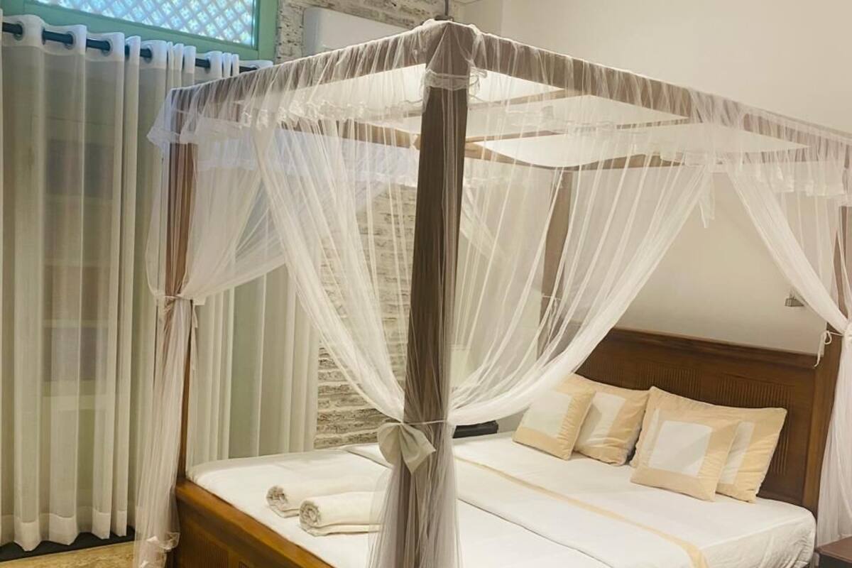 Deluxe Triple Room with Balcony Garden View with Free Airport transfer | Desk, bed sheets