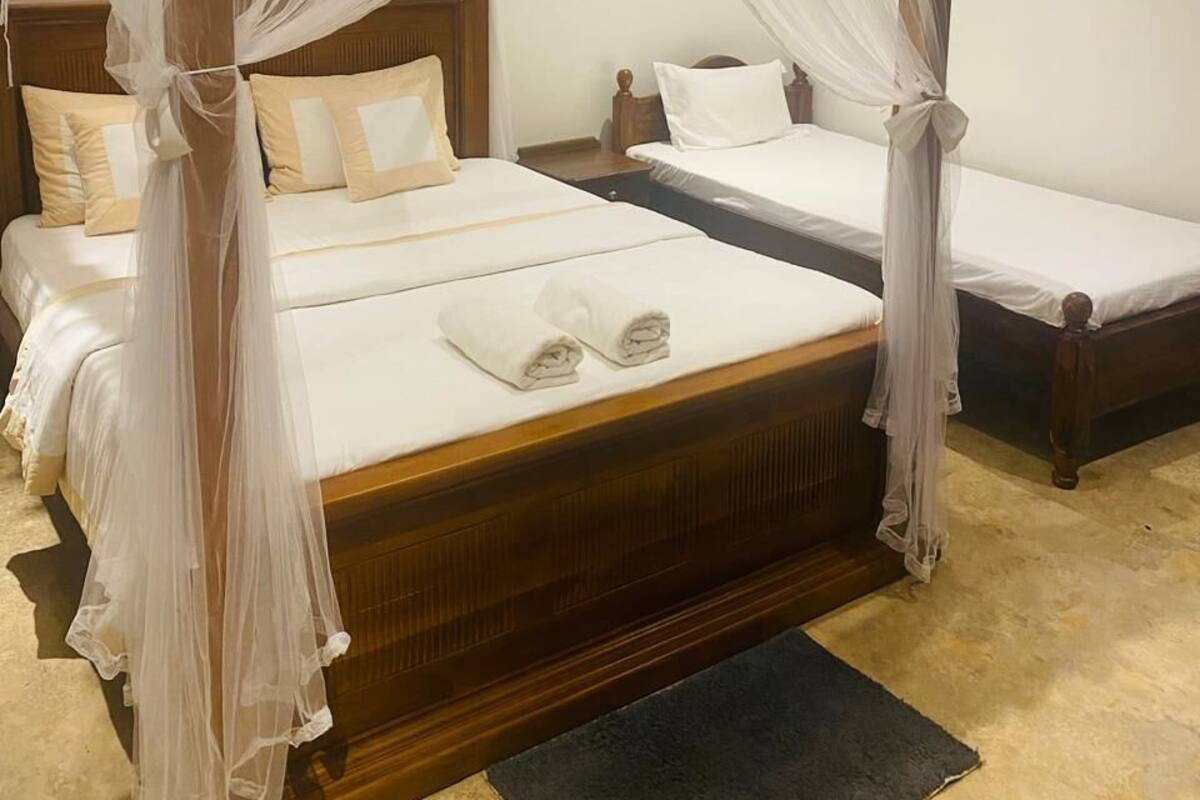 Deluxe Triple Room with Balcony Garden View | Desk, bed sheets