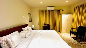 Family Quadruple Room | Desk, cribs/infant beds, free wired internet, bed sheets