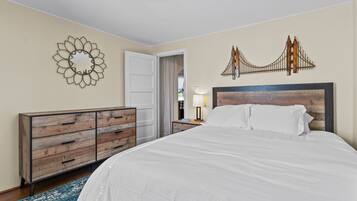 2 bedrooms, in-room safe, desk, iron/ironing board