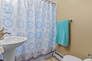 Sèche-cheveux, serviettes fournies, papier toilette