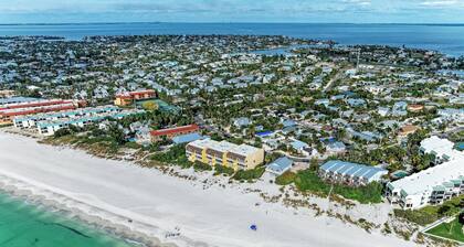 Harrington Cottage - New 4BR Private Pool Home - Anna Maria Island - By Island R