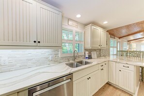 Refrigerador, microondas, placa de cocina, lavavajillas