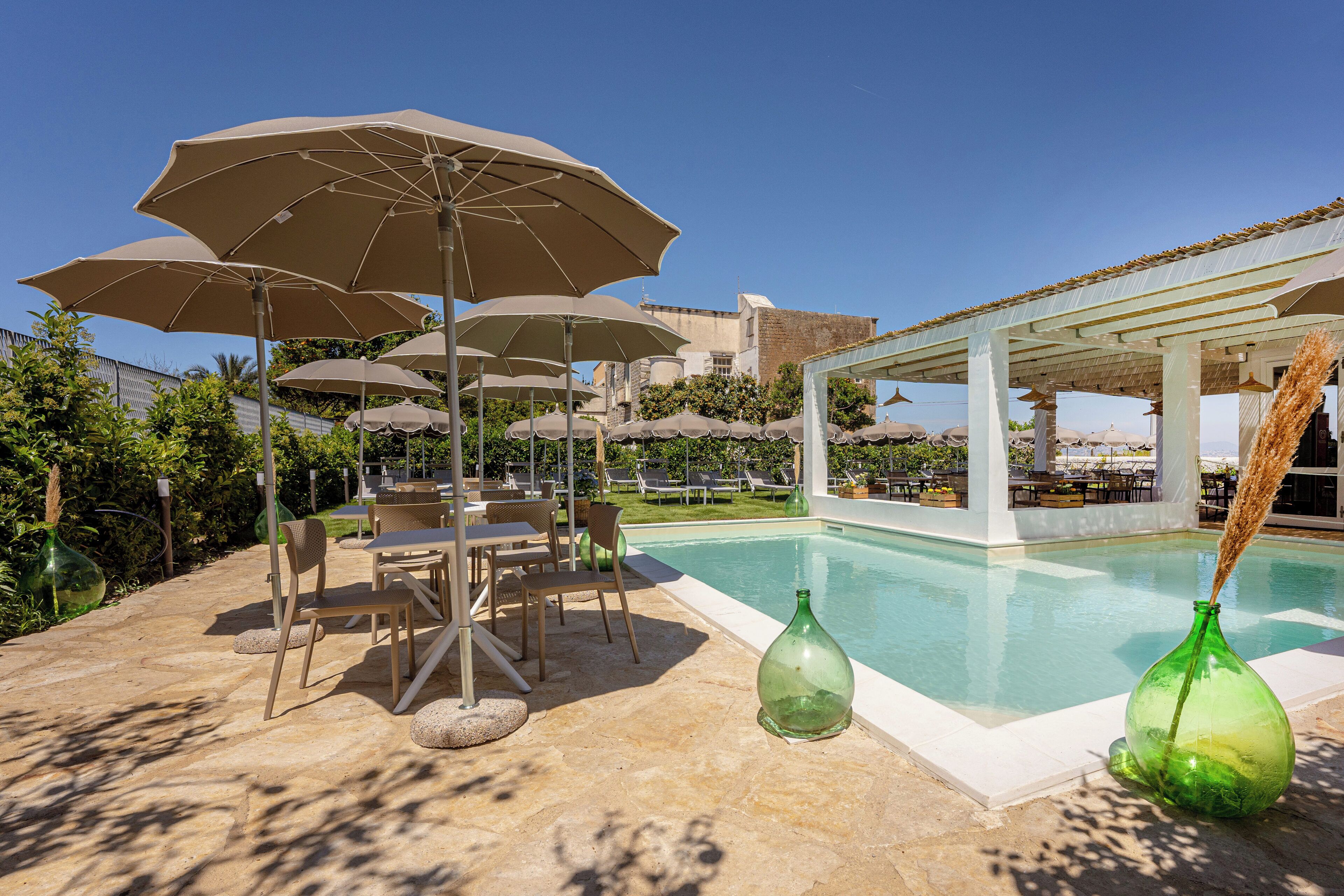 Una piscina al aire libre de temporada