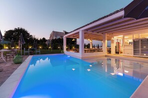 Una piscina al aire libre de temporada