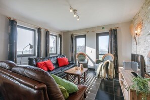 TV, lareira, livros, escritórios