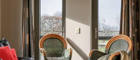 Télévision, cheminée, baby-foot, espaces bureaux