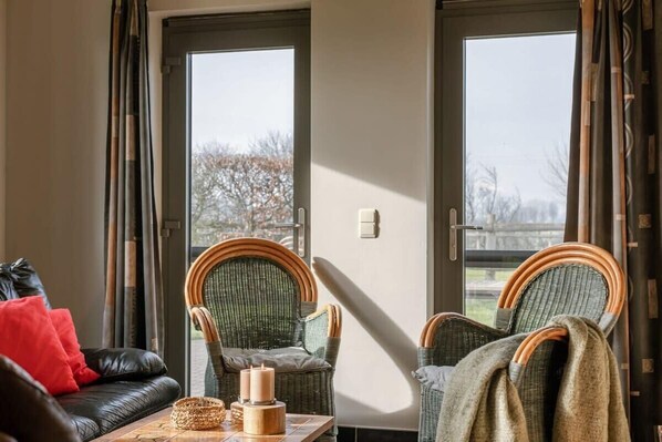 Fernseher, Kamin, Tischfußball, Arbeitsbereiche