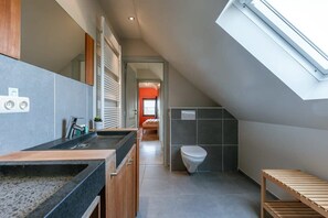 Banheira, secador de cabelo, toalhas de banho 