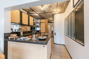 Een koelkast, een microgolfoven, een oven, een kookplaat