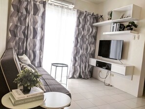 Smart TV, libros y oficina 