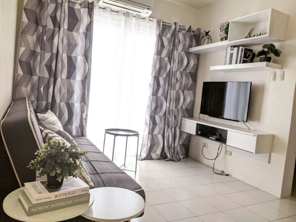 TV connectée, livres, espaces bureaux