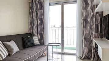 Een smart-tv, boeken en een kantoor