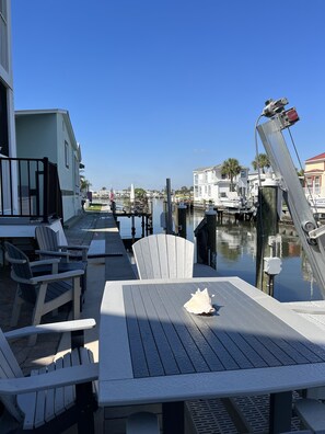Outdoor dining - Coastal home on the river, fish off the dock, walk to the beach (Jensen Beach)