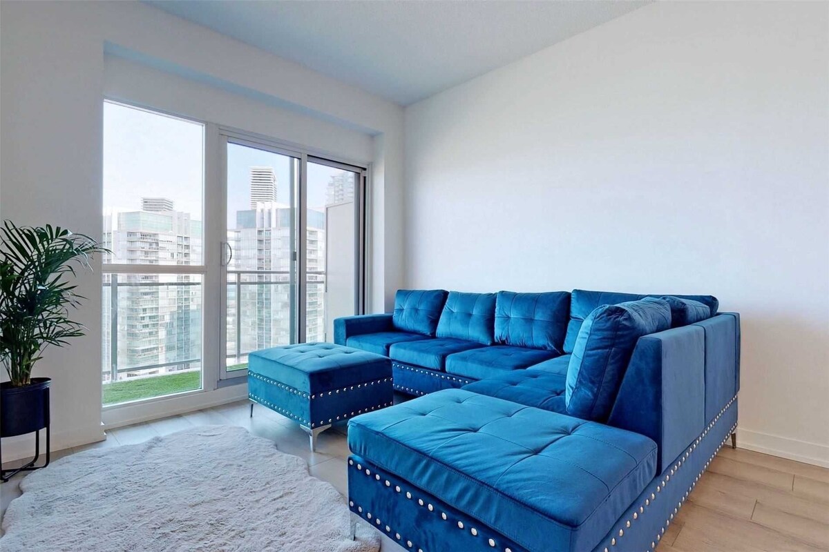 Luxury 2BDR Private Condo in Lakeshore Toronto