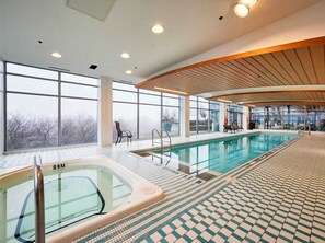 Piscine intérieure, piscine extérieure