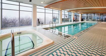 Luxury 2BDR Private Condo in Lakeshore Toronto