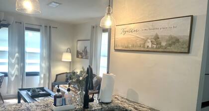 Farmhouse - Centrally Located in Great Bend, Gas Firepit and Pet Friendly Yard