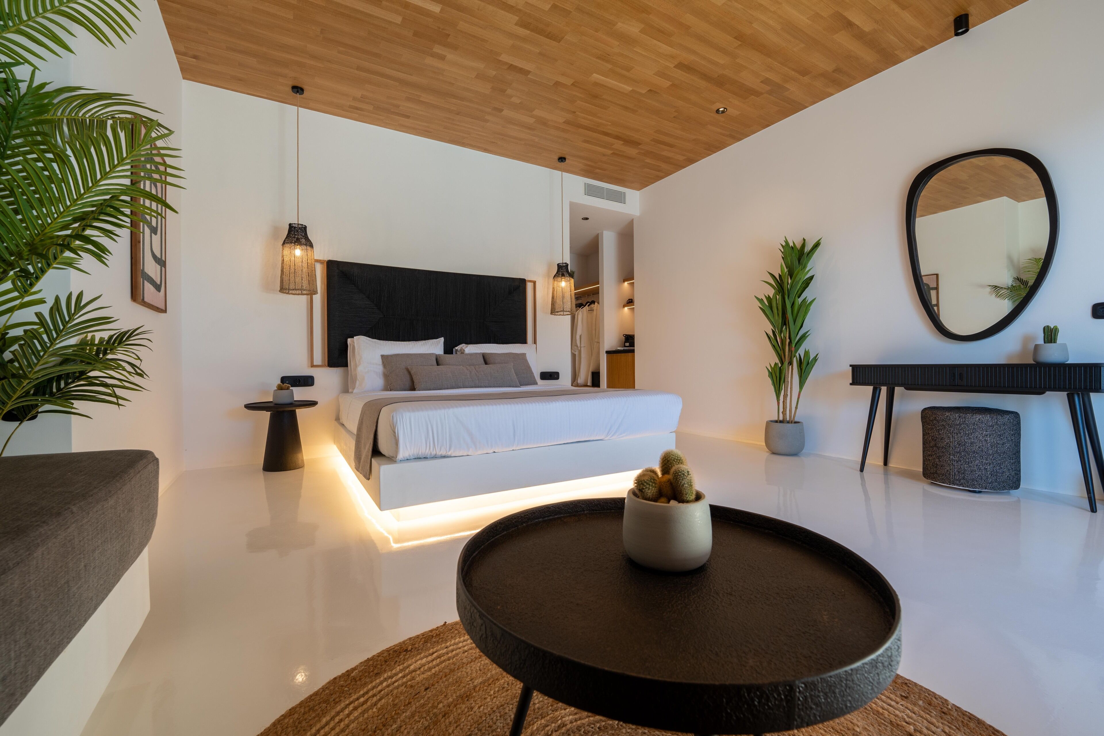 King Suite with Private Infinity Pool & Hot Tub | Italienische Bettbezüge von Frette, hochwertige Bettwaren