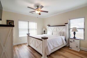 2 makuuhuonetta, työpöytä, silitysrauta/-lauta, ilmainen Wi-Fi