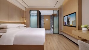 A modern hotel room with a large bed, a desk, and a television on the wall. - Jinjiang Metropolo Hotel (Yancheng Dafeng Changxin Road) (Yancheng)