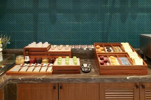 A breakfast buffet with various food items and condiments. - Jinjiang Metropolo Hotel (Yancheng Dafeng Changxin Road) (Yancheng)