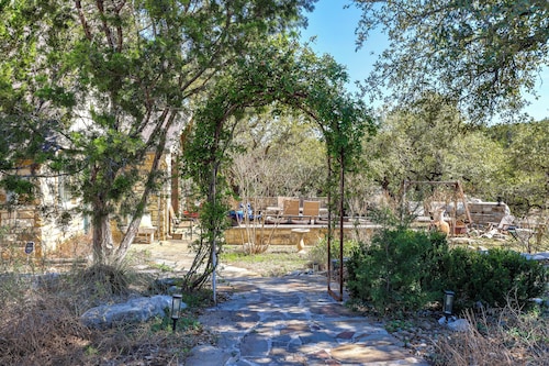 Infinity Edge Pool & Fire Pit: Spicewood Getaway!