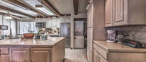 ثلاجة، ميكروويف، موقد طهي مسطح، غسالة أطباق