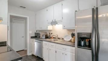Frigorífico, microondas, placa de cocina y lavavajillas