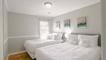 3 habitaciones, escritorio, tabla de planchar con plancha y wifi