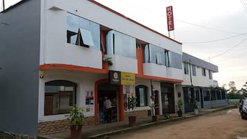 Vista frontal de la propiedad