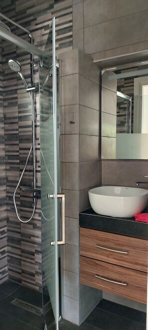 Shower, hair dryer, towels, soap - Quiet oasis of well-being for 2-5 persons, 300 m to the beach (Nea Mesangala)