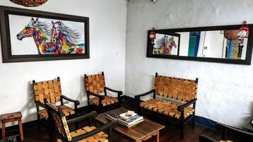 تلفزيون بشاشة مسطحة