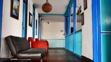 تلفزيون بشاشة مسطحة