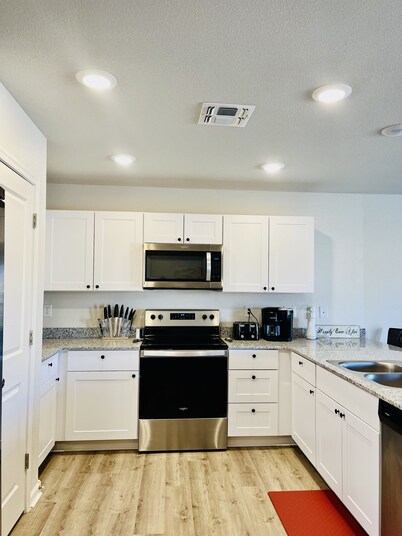 Beautiful New 4 Bedroom, 2 Bath River Getaway Home, close to Casinos